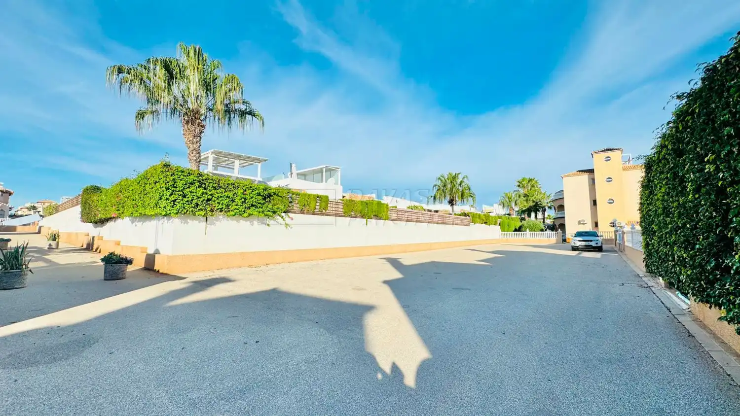 Vista exterior de Casa adosada en venda en Orihuela amb Jardí privat, Terrassa i Piscina comunitària