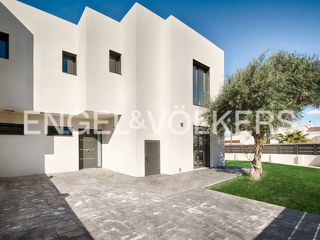Vista exterior de Casa adosada en venda en Empuriabrava amb Aire condicionat, Jardí privat i Piscina