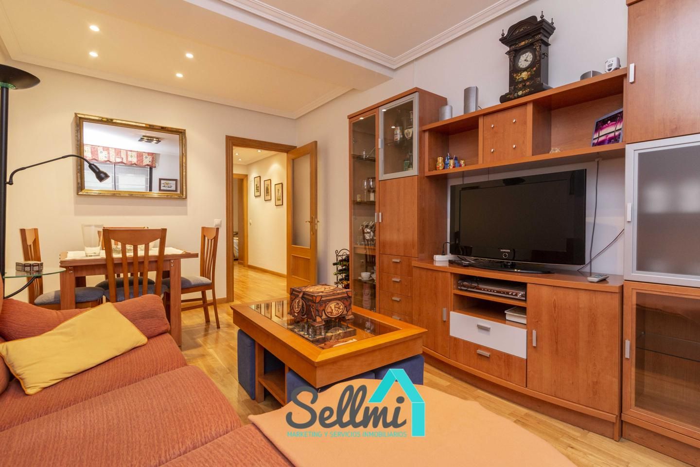 Vista exterior de Pis de lloguer en Oviedo  amb Calefacció, Parquet i Terrassa