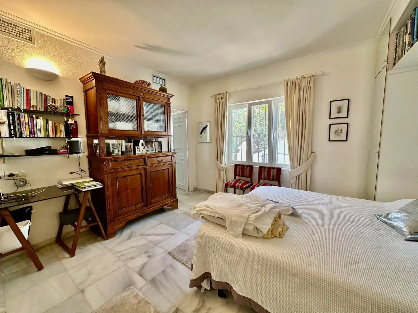 Schlafzimmer von Wohnungen zur Miete in Benahavís mit Klimaanlage, Terrasse und Abstellraum