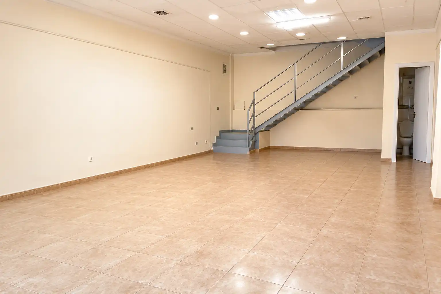 Locale commerciale in affitto a Colonia Madrid