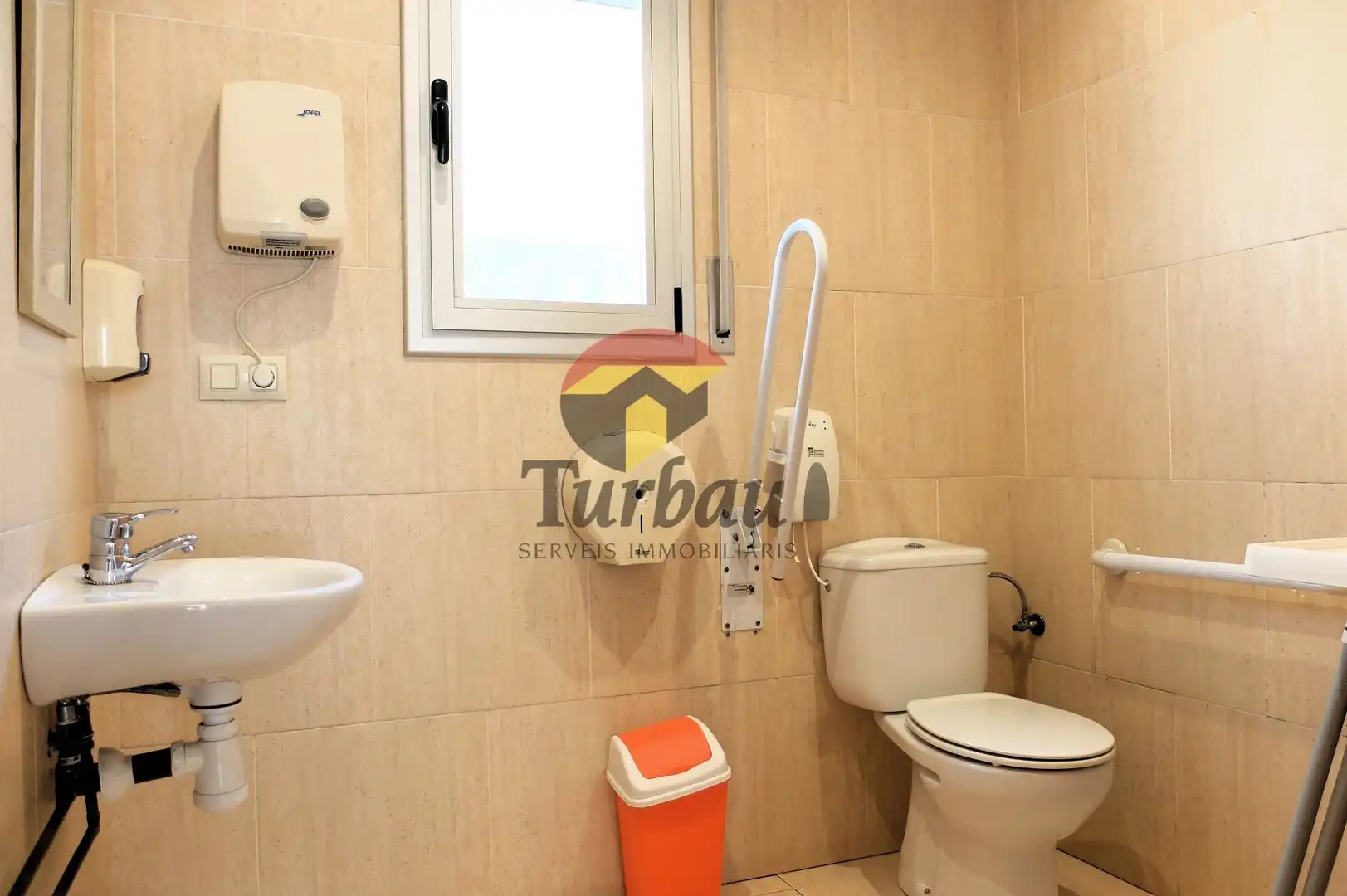 Badezimmer von Geschaftsraum zur Miete in Tossa de Mar mit Klimaanlage und Terrasse