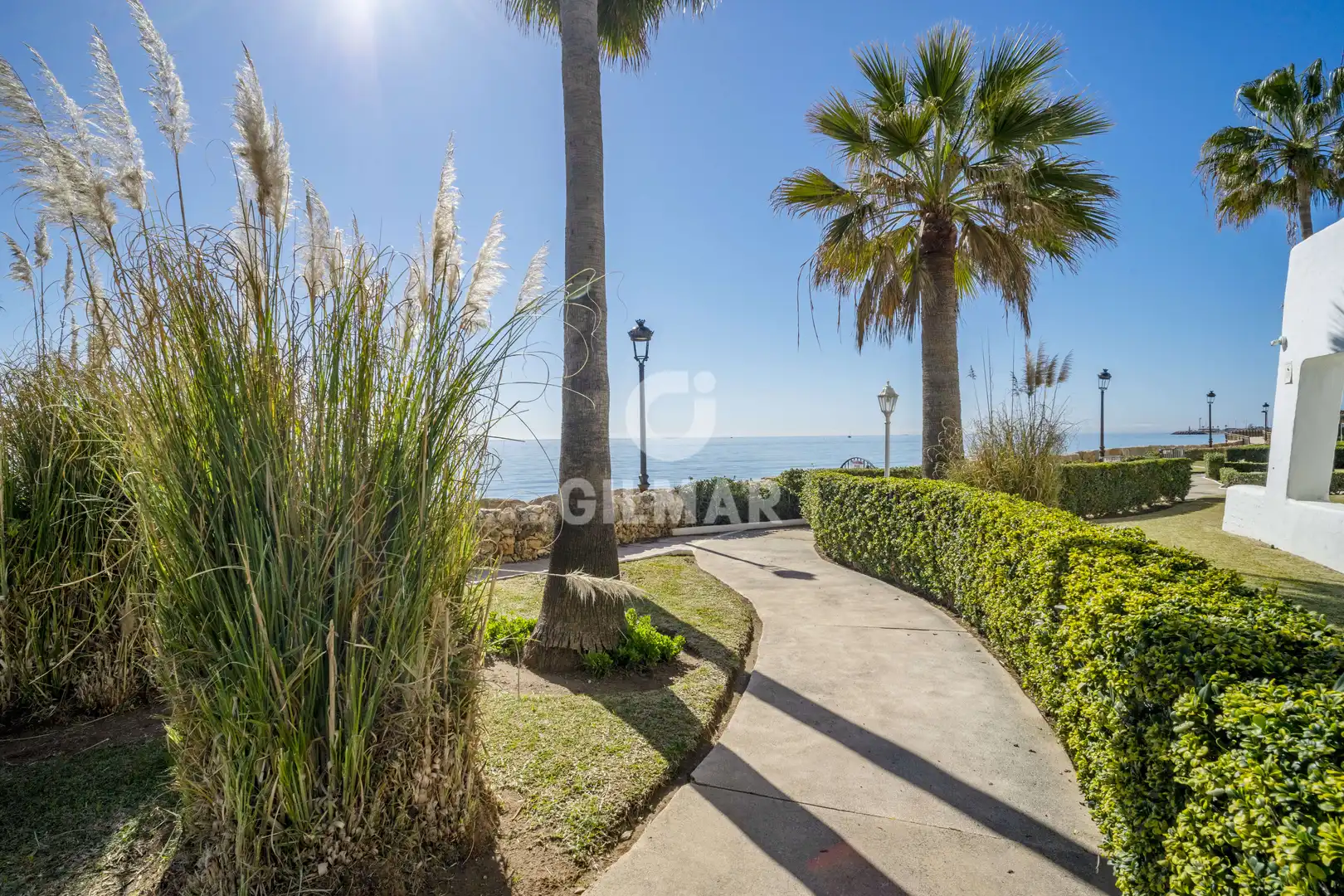Außenansicht von Einfamilien-Reihenhaus zum Verkauf in Marbella mit Heizung, Privatgarten und Schwimmbad