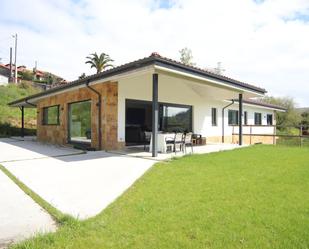 Vista exterior de Casa o xalet en venda en Udías amb Calefacció, Jardí privat i Terrassa