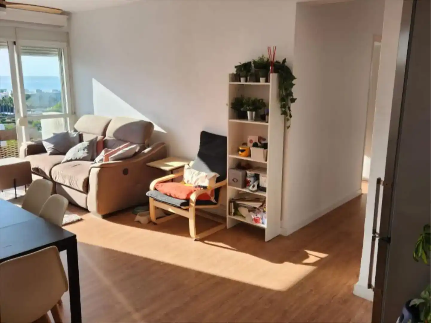 Sala d'estar de Pis en venda en Estepona amb Aire condicionat, Jardí privat i Parquet
