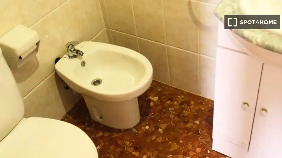 Bathroom of Flat for rent in Oliva  with Air Conditioner, Heating and Furnished