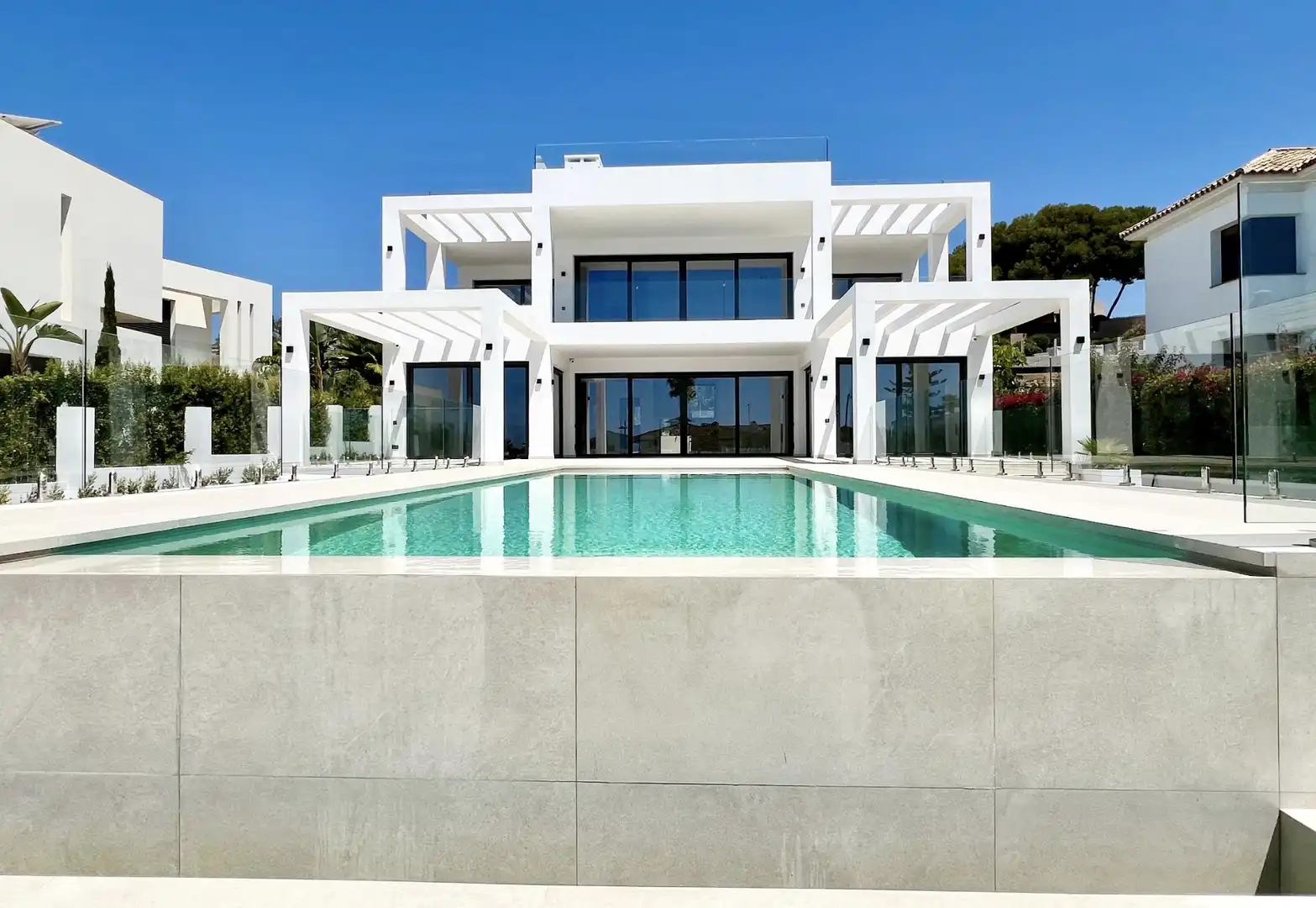 Schwimmbecken von Haus oder Chalet zum Verkauf in Marbella mit Klimaanlage, Heizung und Privatgarten