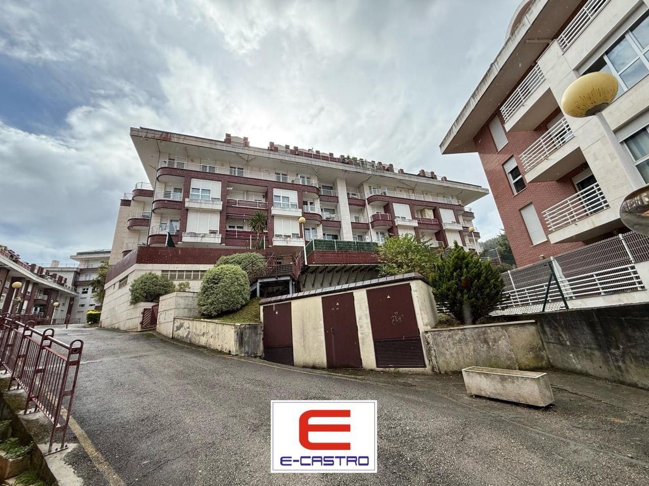 Vista exterior de Pis en venda en Castro-Urdiales amb Calefacció, Parquet i Terrassa