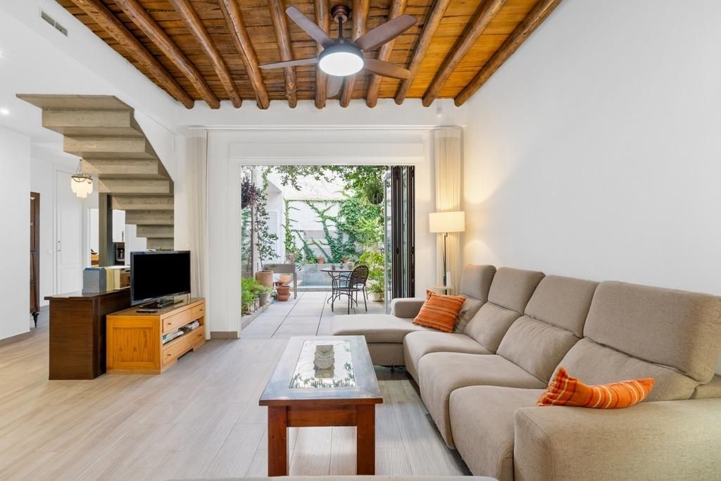 Sala d'estar de Casa adosada en venda en  Granada Capital amb Piscina