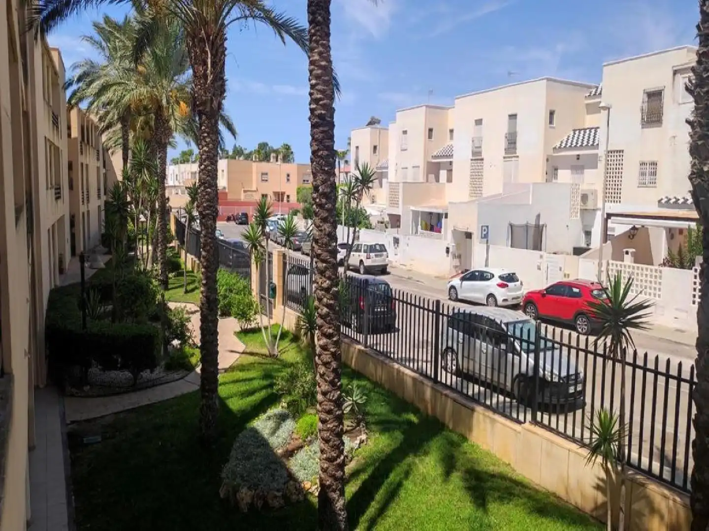 Vista exterior de Piso en venta en Almería con Trastero y Piscina comunitaria