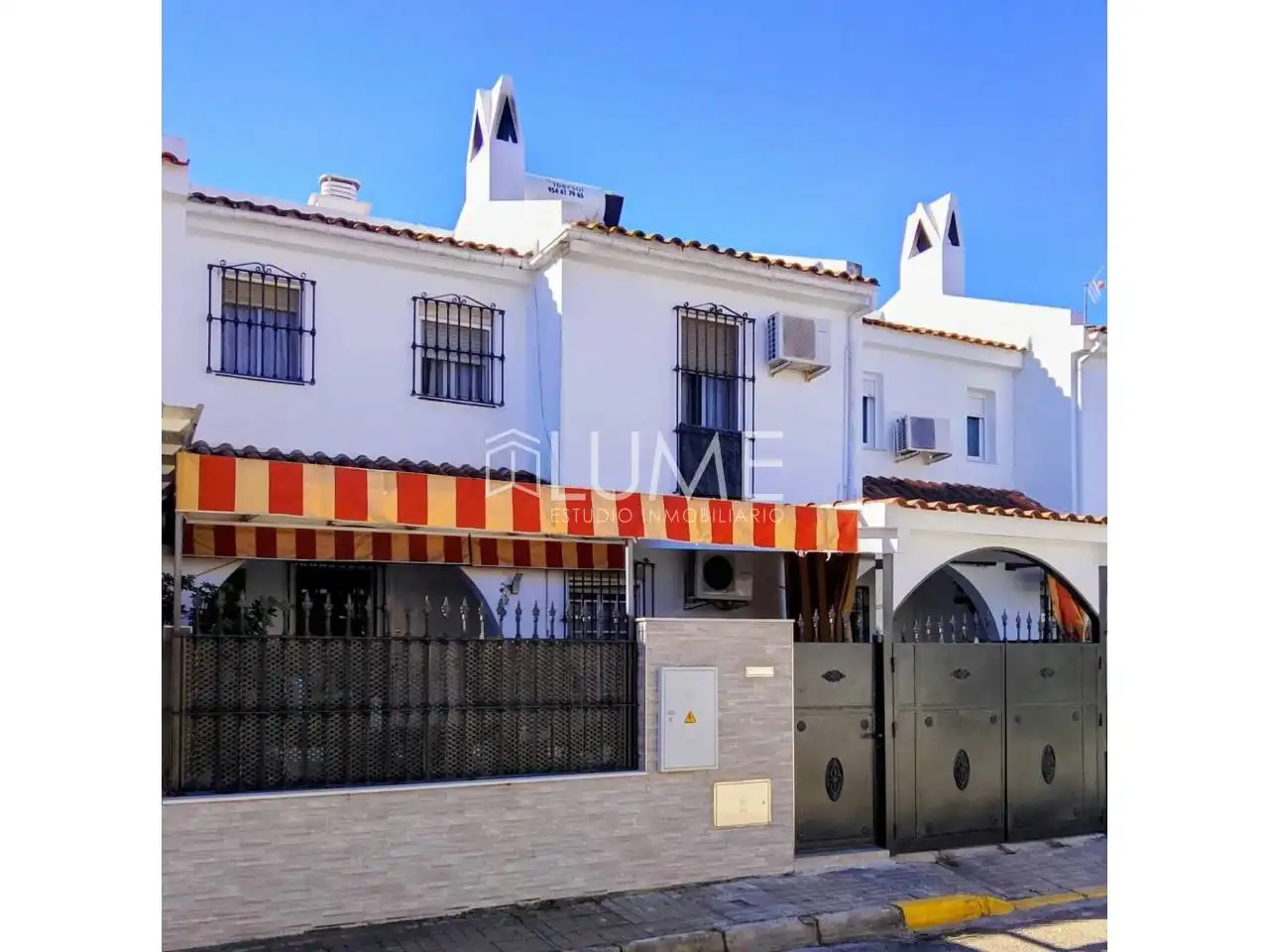 Exterior view of Houses for sale in Sevilla