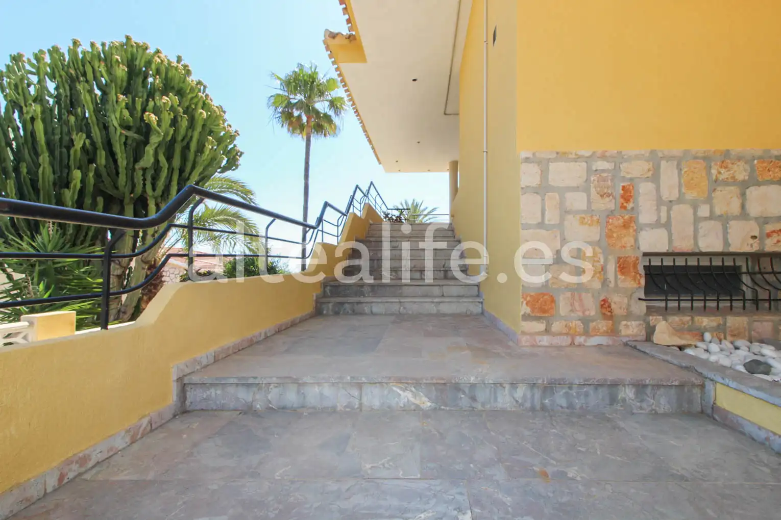 Vista exterior de Casa o chalet en venta en La Nucia con Aire acondicionado, Jardín privado y Terraza