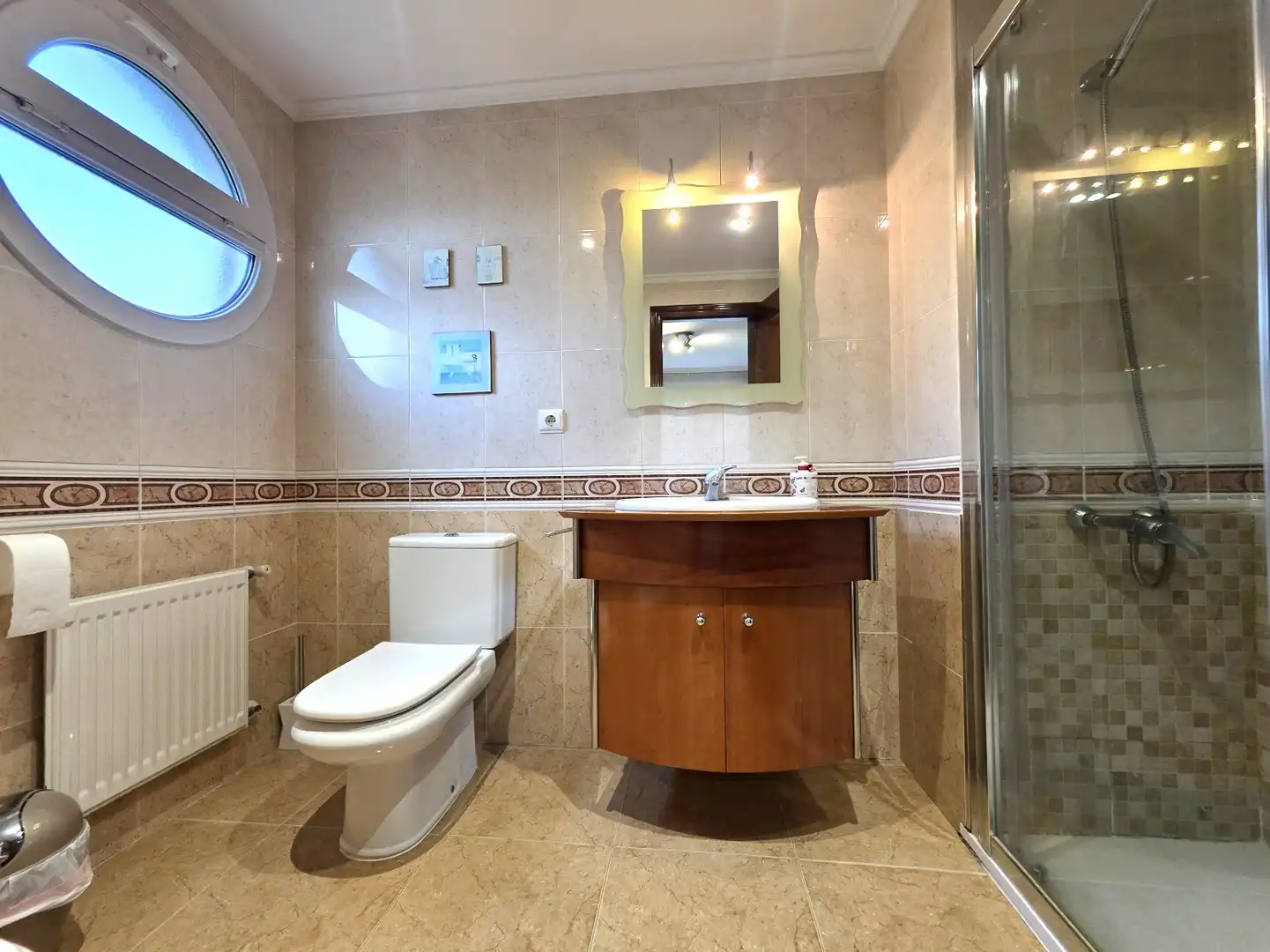 Badezimmer von Wohnung zur Miete in Sur