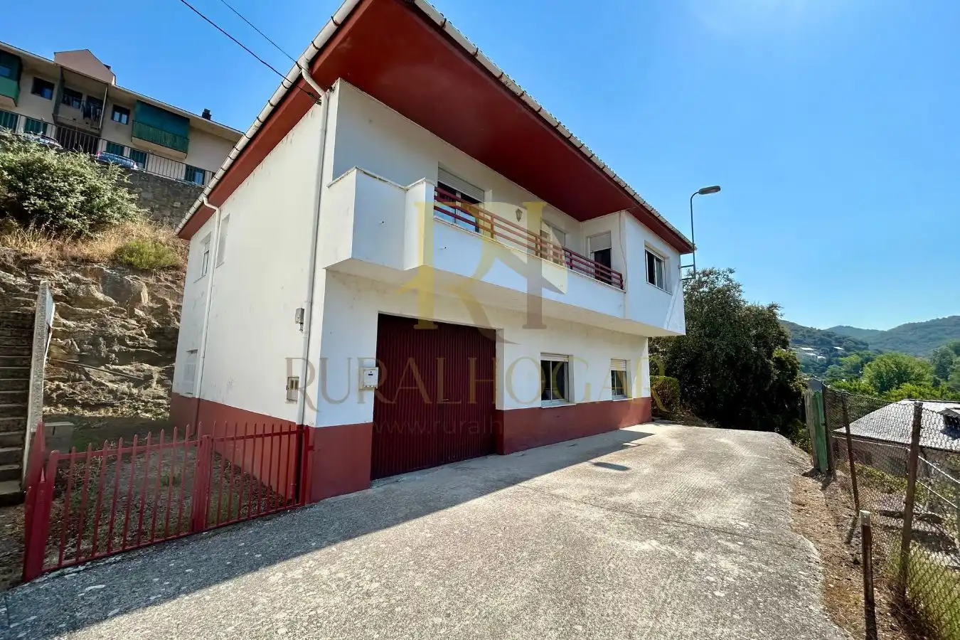 Vista exterior de Casa o xalet en venda en Torre del Bierzo amb Terrassa i Moblat