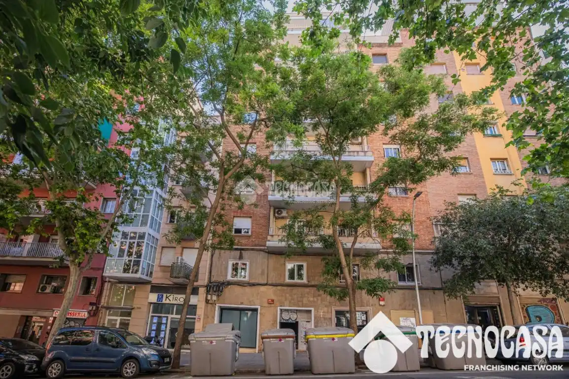 Vista exterior de Àtic en venda en Barcelona amb Aire condicionat i Balcó