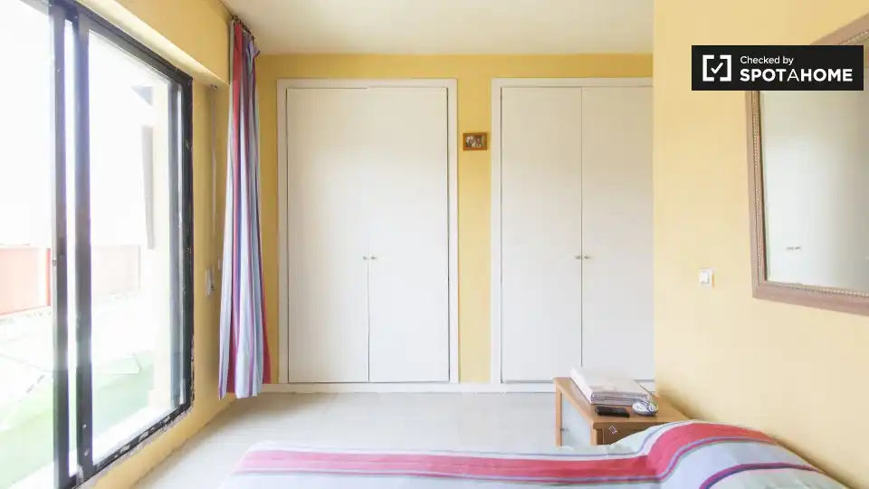 Bedroom of Flat for share in Hortaleza