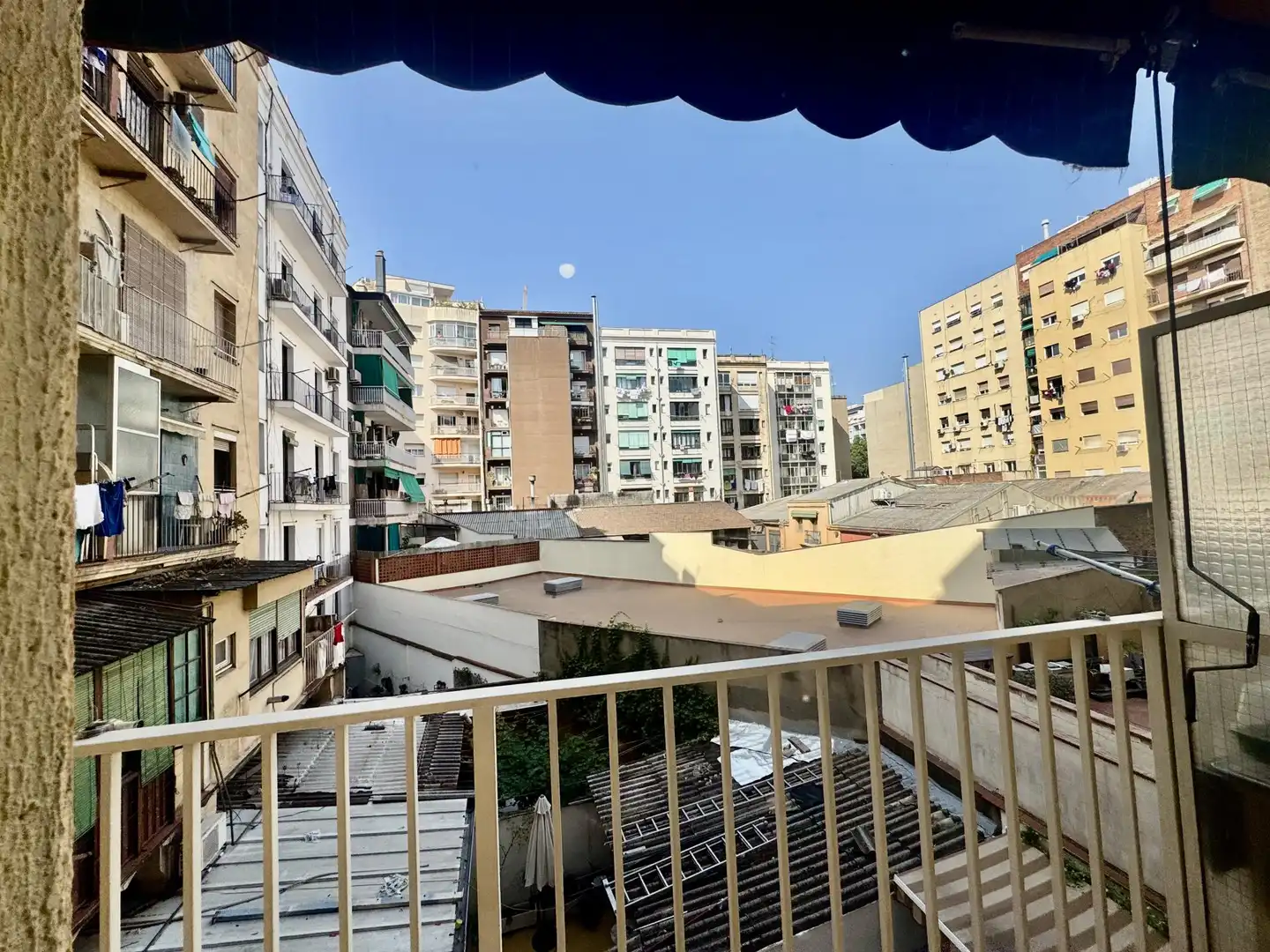 Vista exterior de Pis en venda en Barcelona amb Calefacció i Balcó