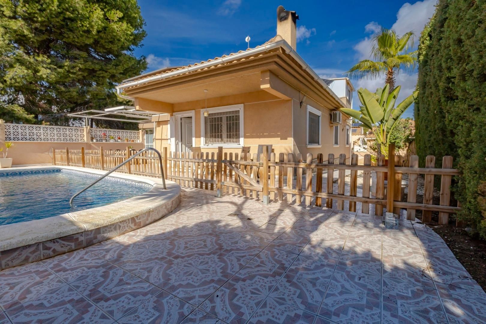 Exterior view of House or chalet for sale in Torrevieja  with Air Conditioner, Heating and Private garden