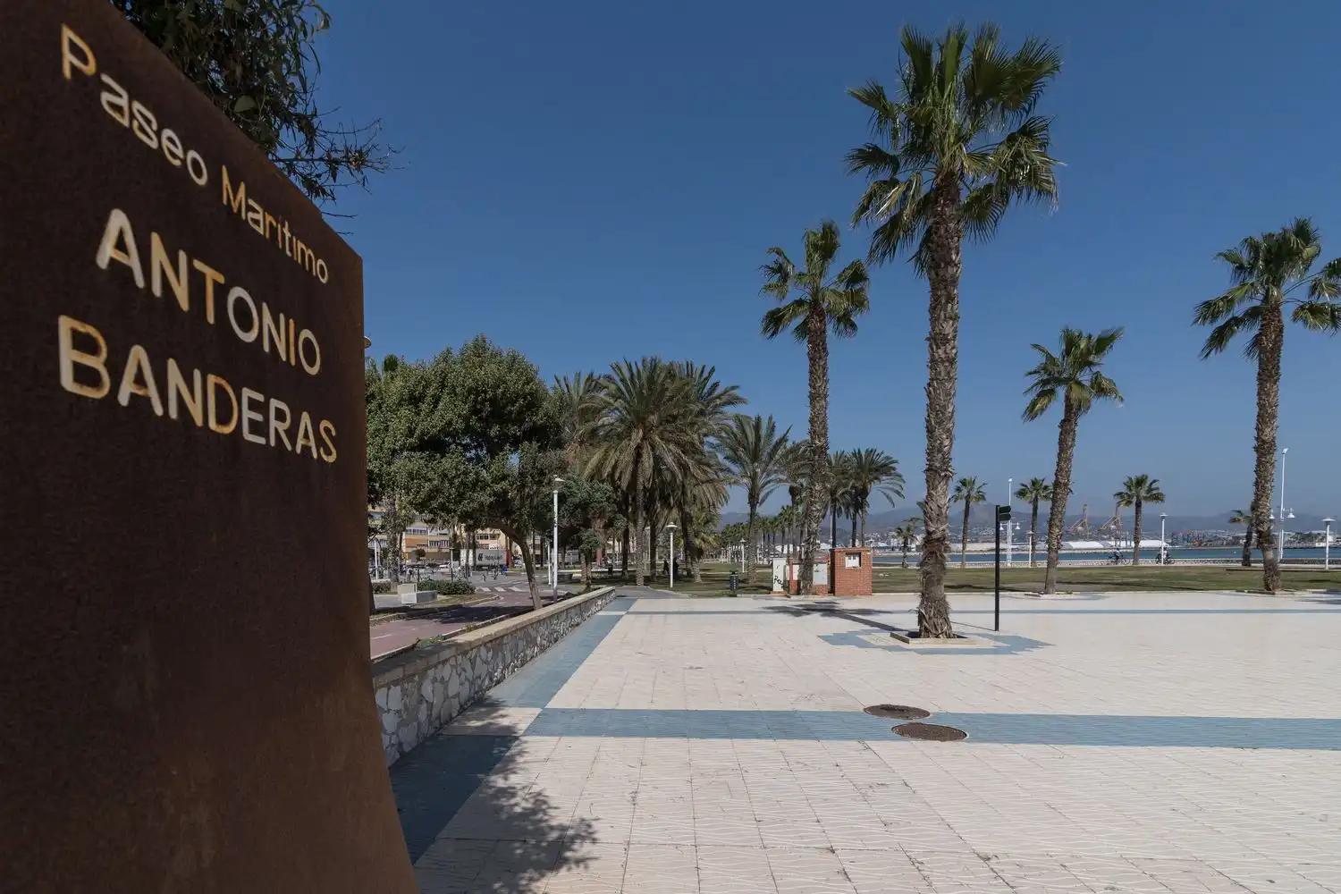 Pis de lloguer a Calle del Abogado Federico Orellana Toledano, Parque Ayala - Jardín de la Abadía - Huelín