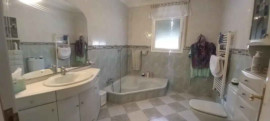 Bany de Casa o xalet en venda en Mont-roig del Camp amb Aire condicionat, Calefacció i Jardí privat