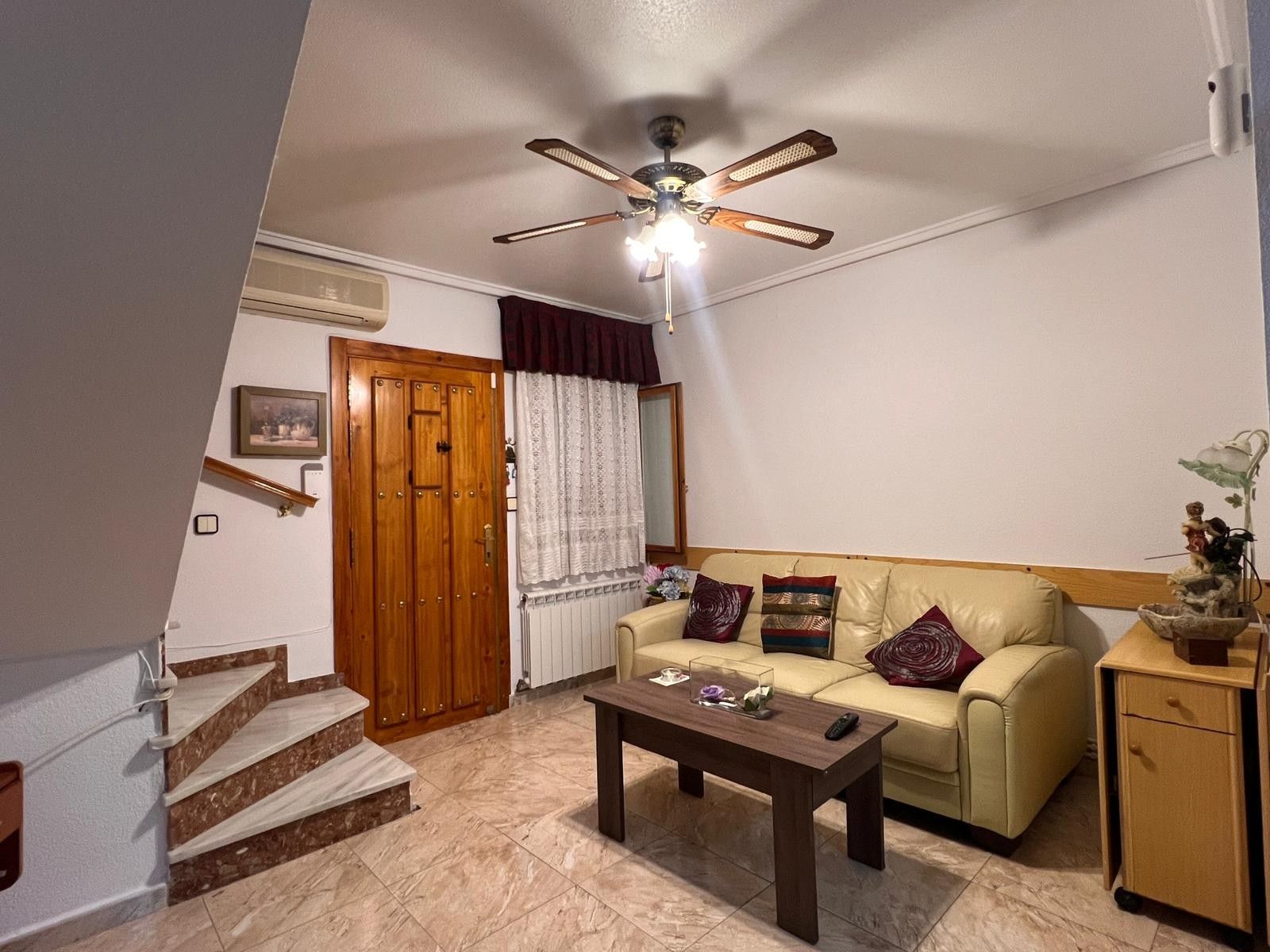 Sala d'estar de Casa adosada en venda en Torrevieja amb Terrassa, Traster i Piscina