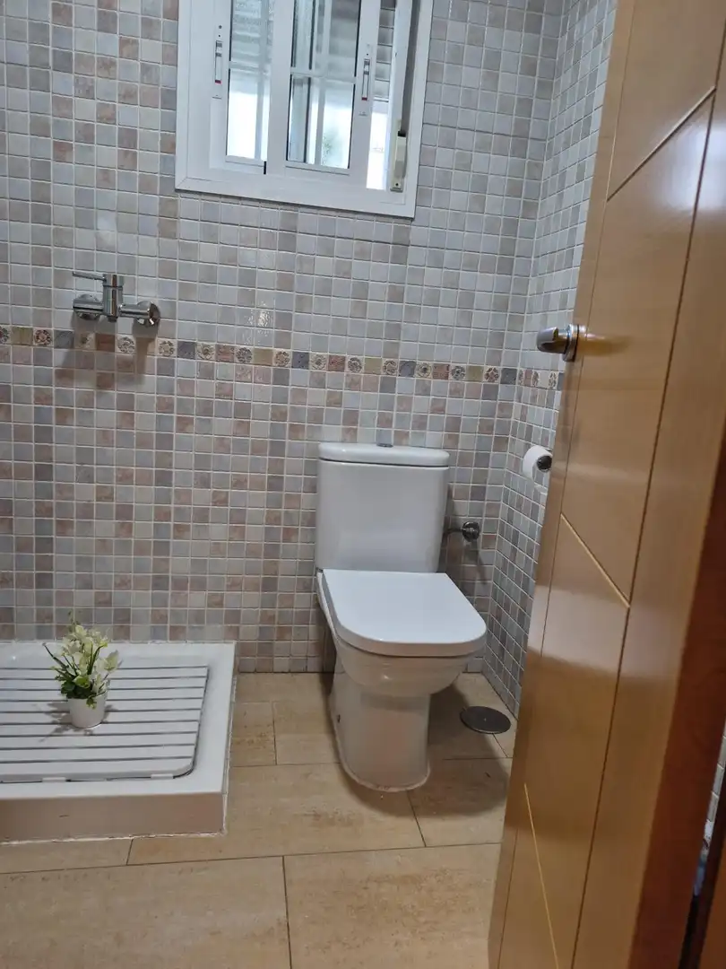 Baño de Casa adosada en venta en Pilas con Aire acondicionado, Terraza y Trastero