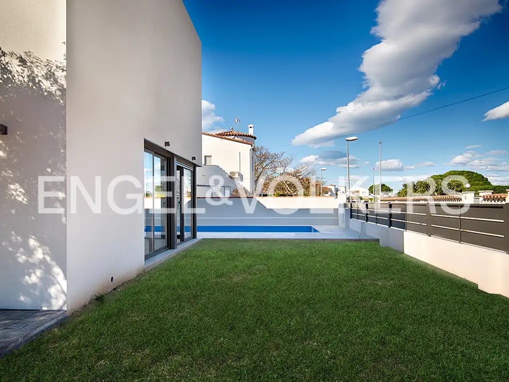 Terrassa de Casa adosada en venda en Empuriabrava amb Aire condicionat, Jardí privat i Piscina