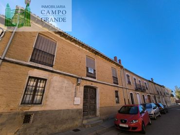 Casa amb balcó en venda a Calle Obispo Apolinar 5