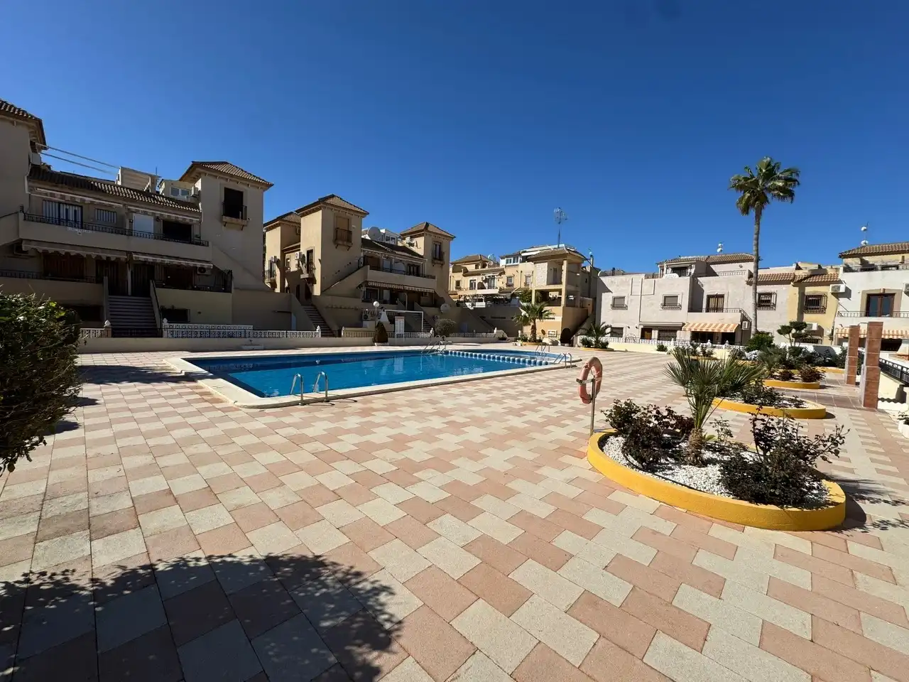 Vista exterior de Casa adosada en venda en Torrevieja amb Terrassa, Forn i Balcó