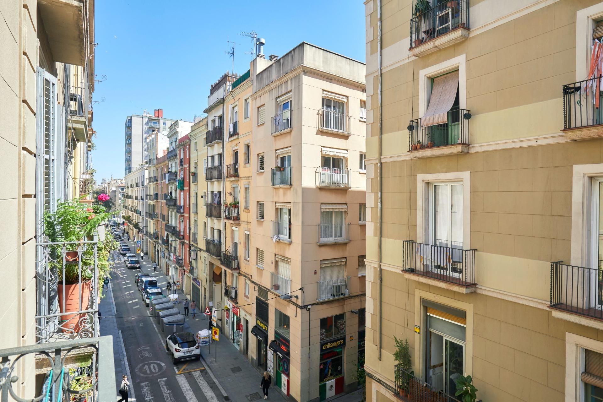 Vista exterior de Pis en venda en  Barcelona Capital amb Balcó i Alarma