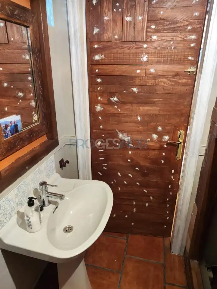 Bany de Casa adosada en venda en Valdefresno amb Calefacció, Jardí privat i Parquet