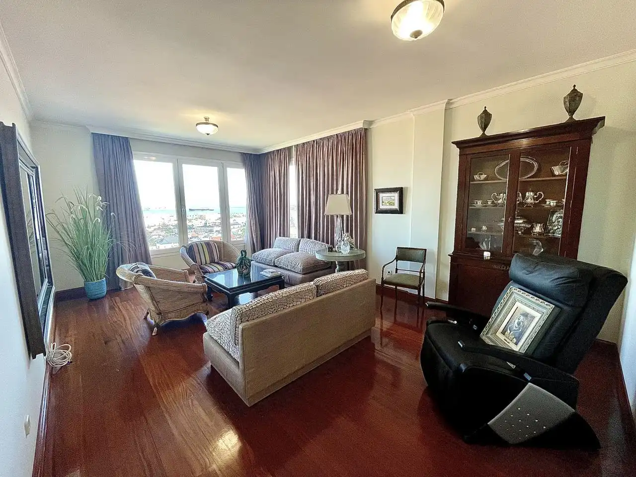 Sala d'estar de Casa o xalet en venda en Las Palmas de Gran Canaria amb Jardí privat, Terrassa i Piscina
