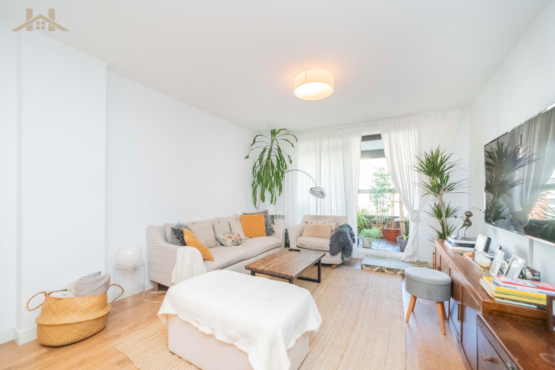 Living room of Flat for sale in Tres Cantos  with Air Conditioner, Heating and Terrace