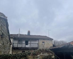 Vista exterior de Casa adosada en venda en Valle de Valdebezana amb Balcó