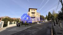 Vista exterior de Casa o xalet en venda en Oviedo  amb Jardí privat
