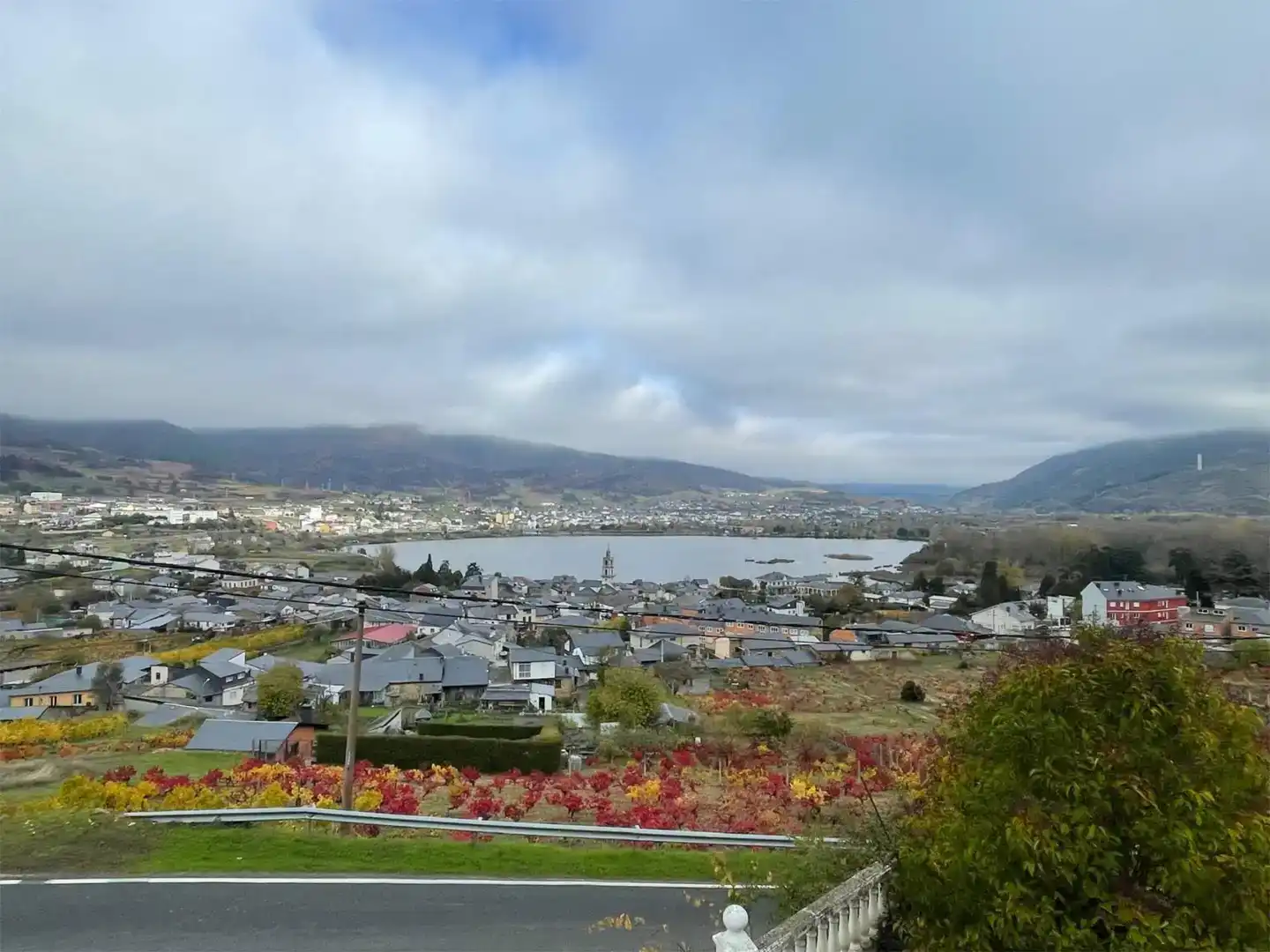 Vista exterior de Casa o xalet en venda en Petín amb Jardí privat, Parquet i Traster