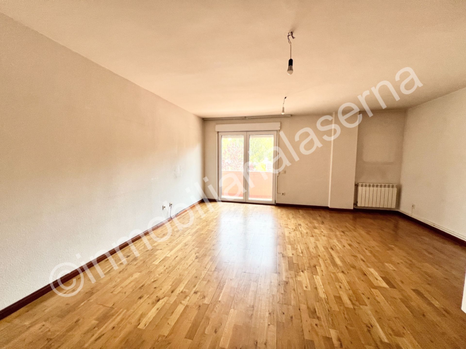 Sala d'estar de Pis en venda en León Capital  amb Calefacció, Parquet i Terrassa