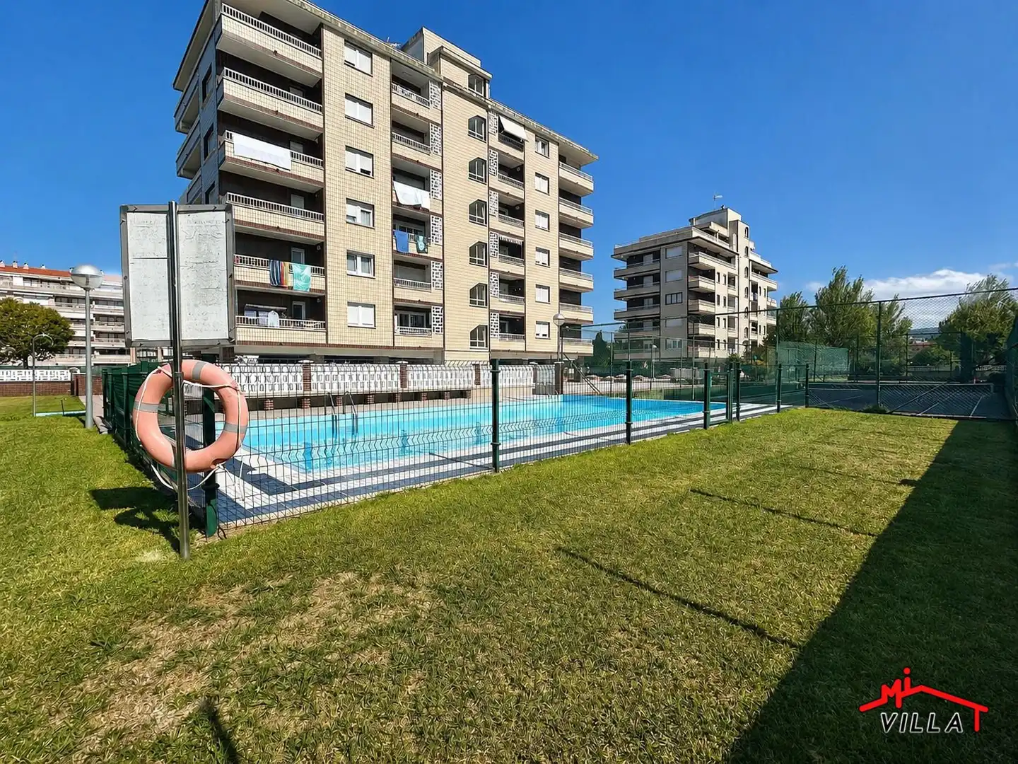 Piscina de Piso en venta en Laredo con Calefacción y Terraza