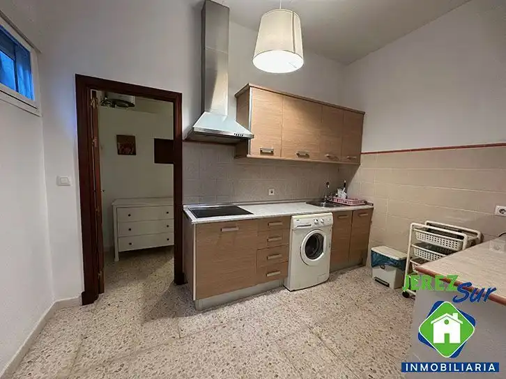 Cuina de Casa adosada en venda en Jerez de la Frontera amb Aire condicionat, Terrassa i Traster