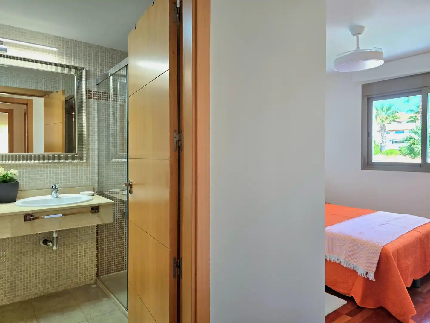 Baño de Apartamento de alquiler en Torremolinos con Aire acondicionado, Calefacción y Jardín privado
