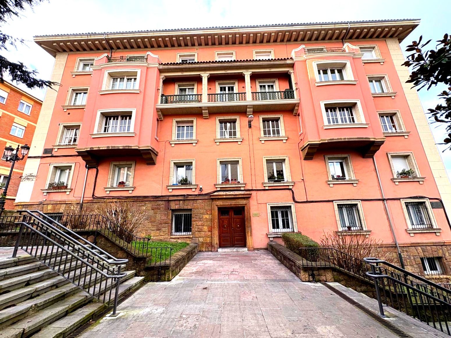 Vista exterior de Piso en venta en Oviedo  con Parquet, Trastero y Balcón