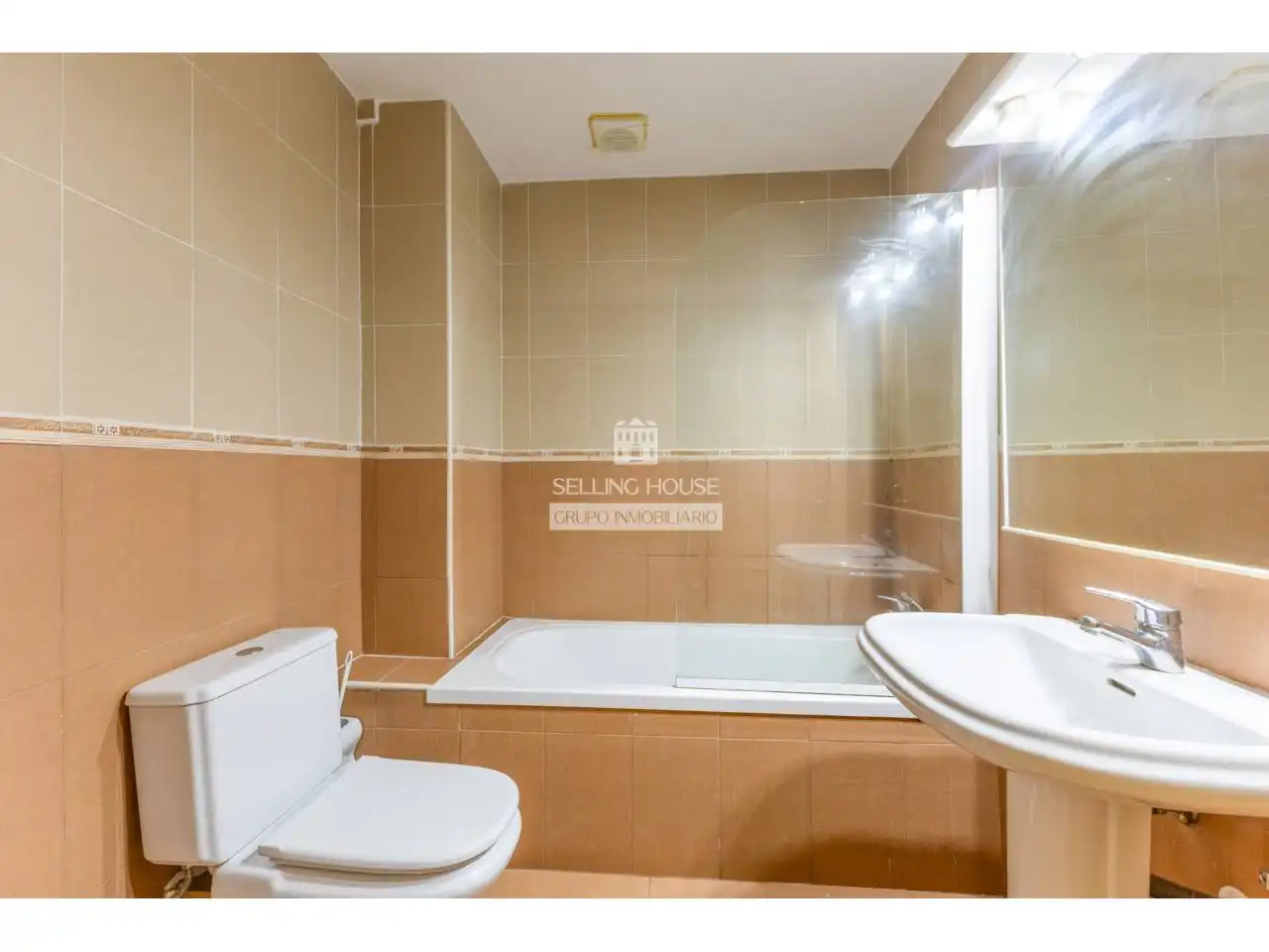 Bathroom of Flat for sale in Valencia  with Heating, Parquet flooring and Balcony