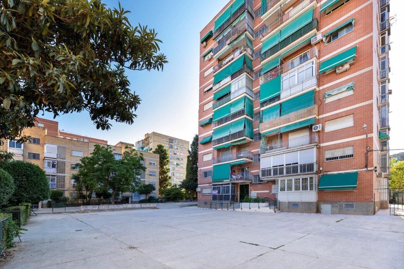Vista exterior de Pis en venda en  Granada Capital amb Balcó