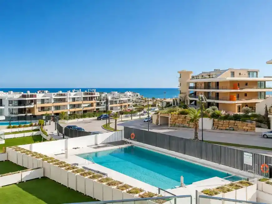Außenansicht von Wohnung zur Miete in Fuengirola mit Klimaanlage, Abstellraum und Schwimmbad