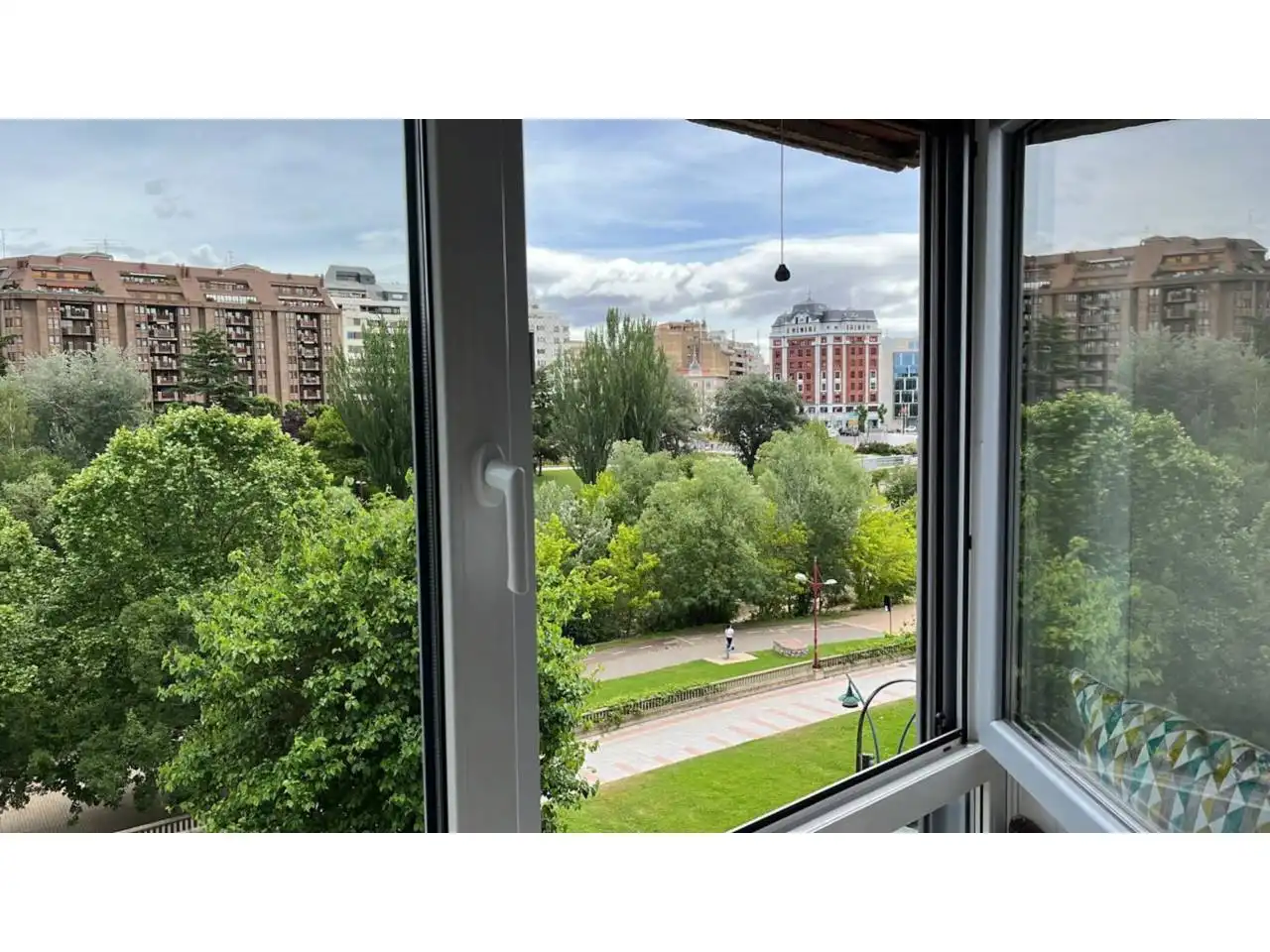 Vista exterior de Pis en venda en León Capital  amb Calefacció