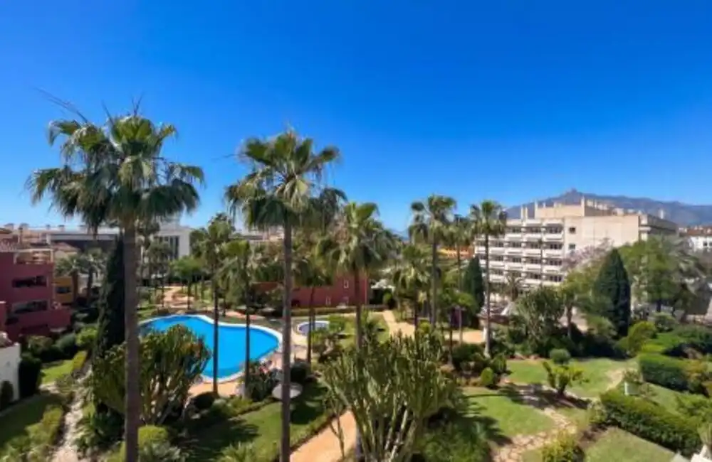 Vista exterior de Apartament de lloguer en Marbella amb Aire condicionat, Terrassa i Moblat