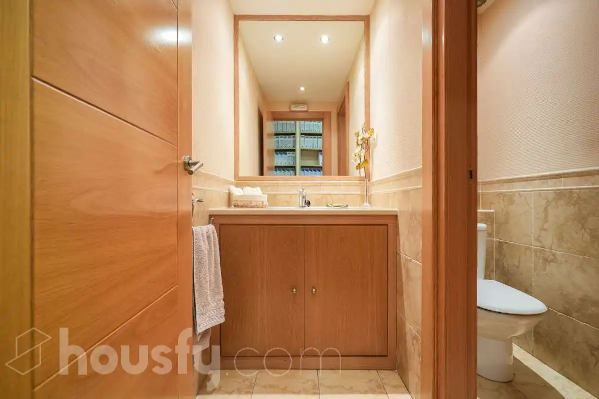 Baño de Local en venta en Madrid con Aire acondicionado