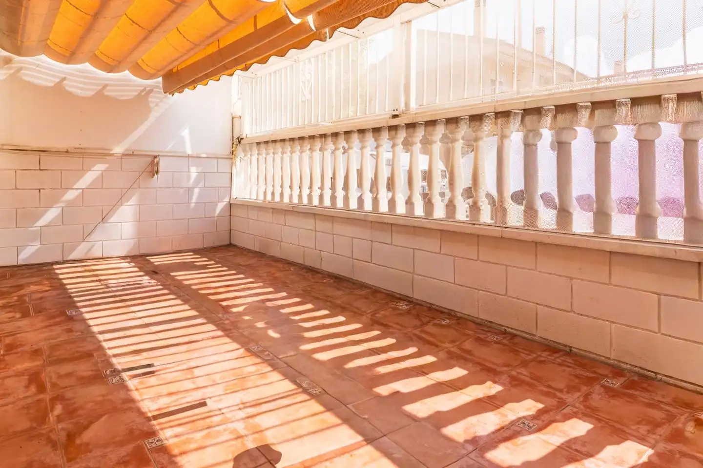 Terrasse von Einfamilien-Reihenhaus zum Verkauf in Santa Pola mit Klimaanlage, Privatgarten und Terrasse