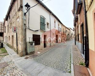 Vista exterior de Casa adosada en venda en Arévalo amb Jardí privat, Terrassa i Traster