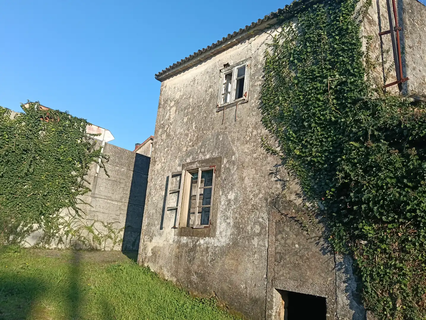 Vista exterior de Casa adosada en venda en Coirós amb Jardí privat